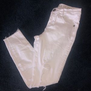 WHITE DISTRESSED JEANS